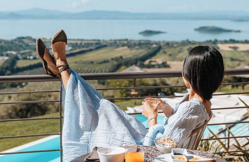 Passignano sul Trasimeno Apartment | Minore- Room with balcony with lake view