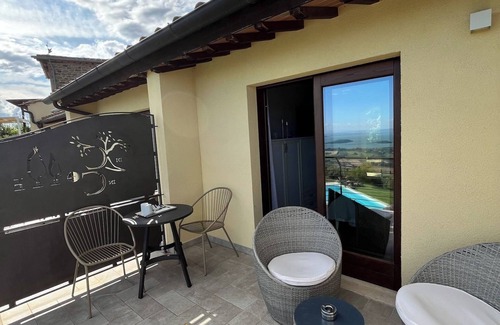 Passignano sul Trasimeno Apartment | Minore- Room with balcony with lake view