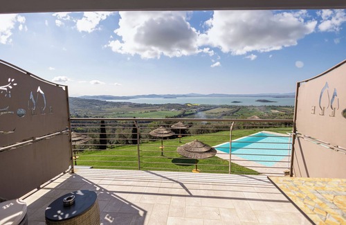 Passignano sul Trasimeno Apartment | Minore- Room with balcony with lake view