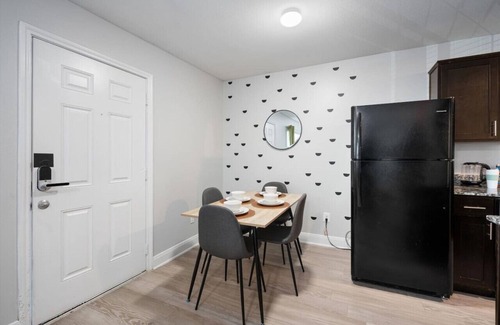 Hyde Park Apartment | Mins 2 Dwntown ~ Private Retreat ~ King Bed