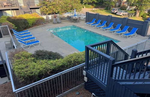 Melrose Condo | Mins by Car to Downtown Nashville | Walk to Dining & Bars | Dog-Friendly*