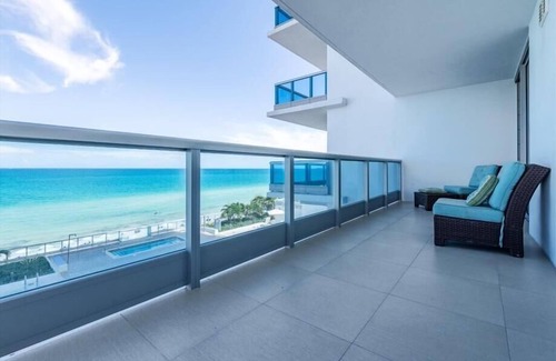 North Beach Apartment | Mins from Attractions &Shops | Direct Beach Access + Pool