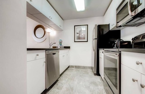 Hoboken Apartment | Mins from PATH 2 BR | Children's Playground | Gym