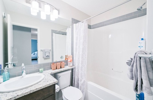 Calgary House | Mins to Airport | 3BR | King Bed| Garage| Backyard