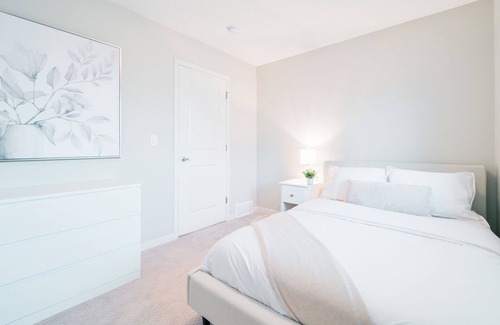 Calgary House | Mins to Airport | 3BR | King Bed| Garage| Backyard