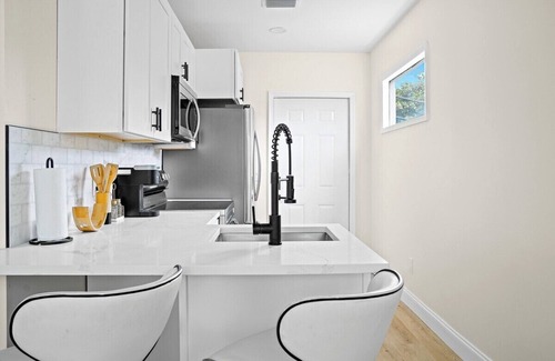 Briny Breezes Apartment | Mins to beach! Recently Remodeled + Putting Green