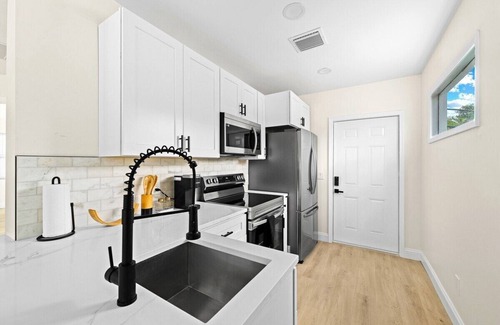 Briny Breezes Apartment | Mins to beach! Recently Remodeled + Putting Green