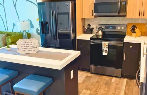 DeBaliviere Place Apartment | Mins to BJ Hospital, CWE|Parking+ Pool + Gym + W&D
