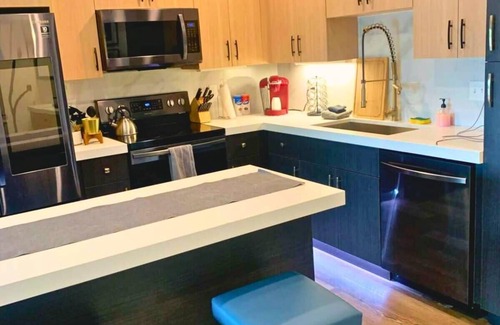DeBaliviere Place Apartment | Mins to BJ Hospital, CWE|Parking+ Pool + Gym + W&D