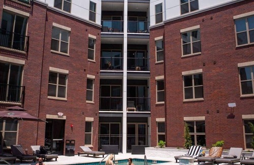 DeBaliviere Place Apartment | Mins to BJ Hospital, CWE|Parking+ Pool + Gym + W&D