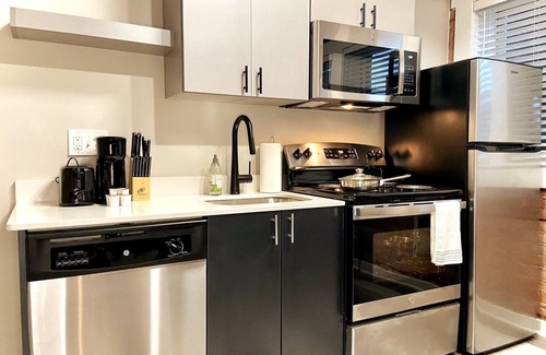 Midtown Apartment | ~Mins to DMC/Perfect for Monthly stays!