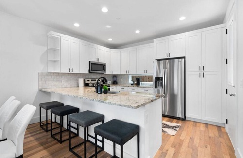 University Hills and Windsor Park House | Mins to Downtown/Formula 1/ACL