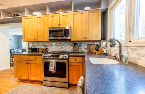 Annapolis House | Mins to Downtown in Waterfront community at Pet-friendly Pinecrest Bungalow
