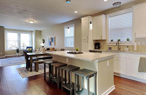 Indianapolis House | Mins to Downtown & Raceway Rookwood Retreat 1 & 2