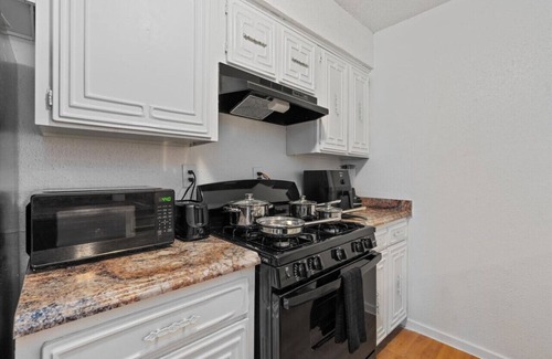Brentwood Apartment | Mins to Downtown ~ Stunning Austin Haven ~ Pool