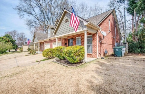 University District House | Mins to Downtown & U of Memphis! High Point Duet