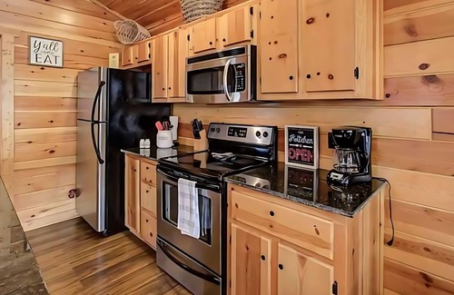 White Oak Lodge Cabin | Mins to DT Gatlinburg | Hot Tub | Community Pool