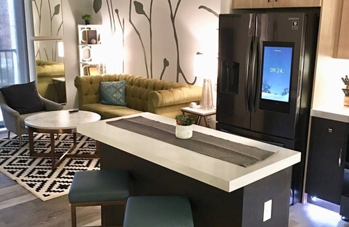 DeBaliviere Place Apartment | Mins to Forest Park | Parking + Pool + Gym + W&D