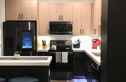 DeBaliviere Place Apartment | Mins to Forest Park | Parking + Pool + Gym + W&D