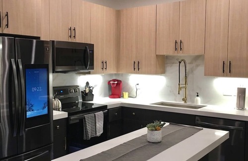 DeBaliviere Place Apartment | Mins to Forest Park | Parking + Pool + Gym + W&D
