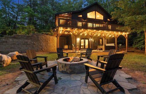 Franklin Cabin | Mins to Highlands | Hot Tub, Fire Pit, Game Room