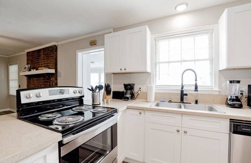 Irmo House | Mins to Lake Murray & Downtown! The Royal Retreat