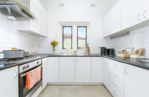 Burwood House | Mins to Mall Convenient 3Beds Classic Charm Home