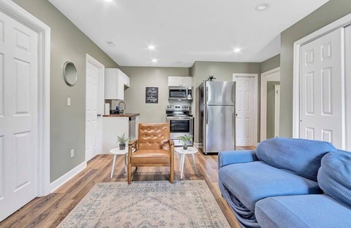 Huntsville Apartment | Mins to Mins to Downtown & Arsenal-Pool- Huntsville Oasis