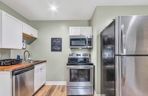 Huntsville Apartment | Mins to Mins to Downtown & Arsenal-Pool- Huntsville Oasis