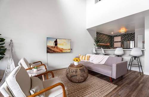 Historic Kailua Village Condo | Mins to Ocean I By Main Strip I Pool I Hot Tub I WIFI