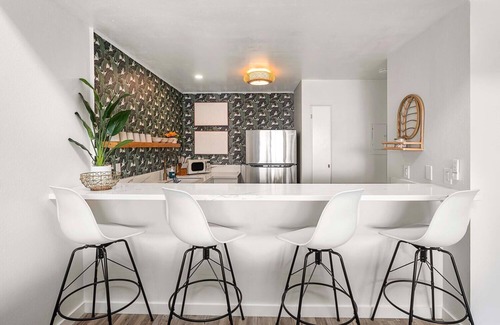 Historic Kailua Village Condo | Mins to Ocean I By Main Strip I Pool I Hot Tub I WIFI