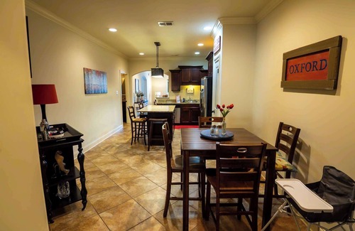Oxford House | Mins to Ole Miss~Private Yard~Communal Pool~Grill