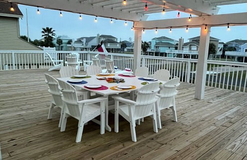 Pirates Beach House | Mint For Fun.3 Bedrooms, 2 Baths, Sleeps 8, Huge Deck and Close To The Beach