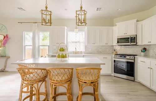 Brazos House | Mint Maven House - Hot Tub - Silo District