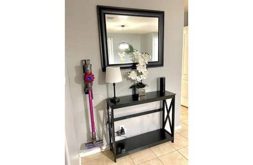 Harlandale House | Minutes away from downtown. 2 story home with balcony.