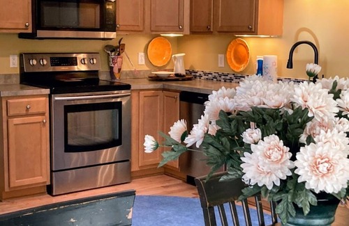 Savannah Apartment | Minutes Away Tybee Beach & Historic Downtown-2BR/1BA-Pet OK