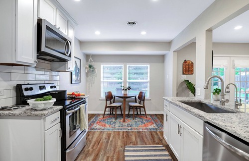 North San Antonio - SAT House | Minutes from 6 Flags/Med Ctr/Airport ~ Big Backyd, Quiet Street, 1 King~2 Queens
