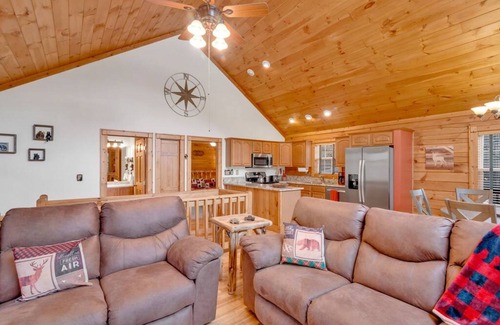 Valley Creek Run Cabin | Minutes from all attractions, in the heart of Maggie Valley!