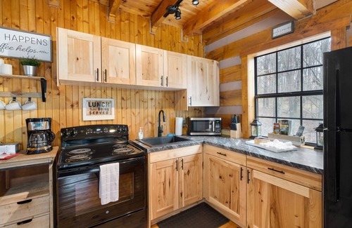 Logan Cabin | Minutes from Caves, Cozy Cabin on 5 Acres