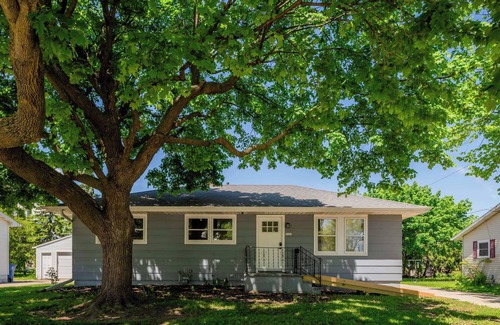 Oshkosh House | Minutes from Downtown, EAA, University - 3 bedroom