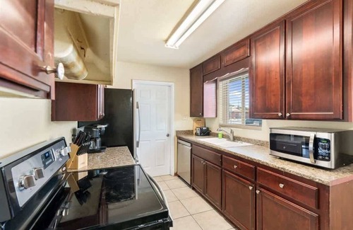 Encanto House | Minutes From Downtown | Phoenix Lightrail | 3 BR H