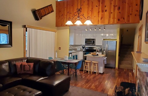 Truckee Condo | Minutes from Downtown Truckee! Biking, hiking, shopping, restaurants.