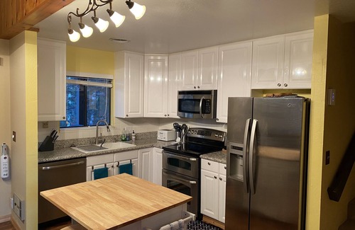 Truckee Condo | Minutes from Downtown Truckee! Biking, hiking, shopping, restaurants.