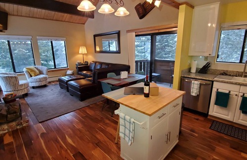 Truckee Condo | Minutes from Downtown Truckee! Biking, hiking, shopping, restaurants.