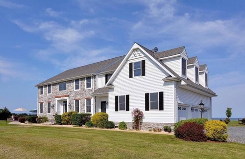 Cambridge House | Minutes from Downtown Cambridge | Private Dock | Pool | Kayaks