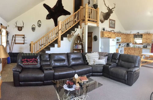 Coram Cabin | Minutes from Glacier Home; Views, Wildlife, Internet, and more!