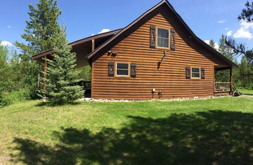 Coram Cabin | Minutes from Glacier Home; Views, Wildlife, Internet, and more!