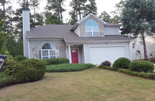 Fairburn House | Minutes from I-85, Mass Trans, Airport, & ATL, WiFi work area, yard, washer/dry