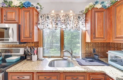 Long Pond House | Minutes from KALAHARI and CAMELBACK, nLAKEFRONT RETREAT! Sleeps10+, GameRm