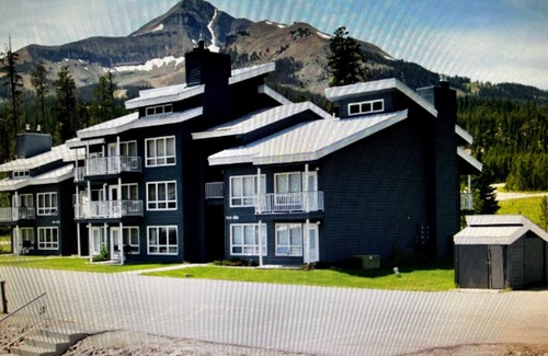 Big Sky Condo | Minutes from Lift! 2 Bedroom + Sleeping loft condo on shuttle route